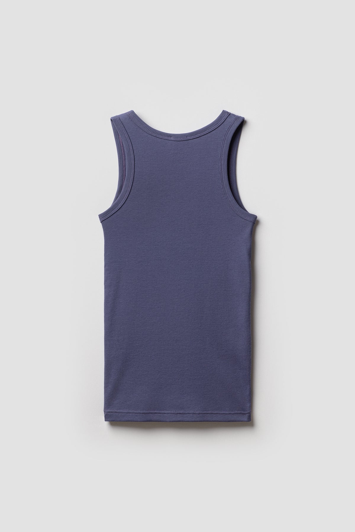 Débardeur Marcel Signature violet denim en coton Pima côtelé, vue de dos sur fond clair.