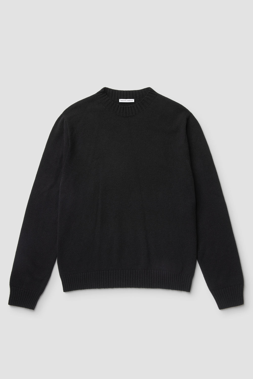 Pull noir en laine mérinos et cachemire, vue de face.