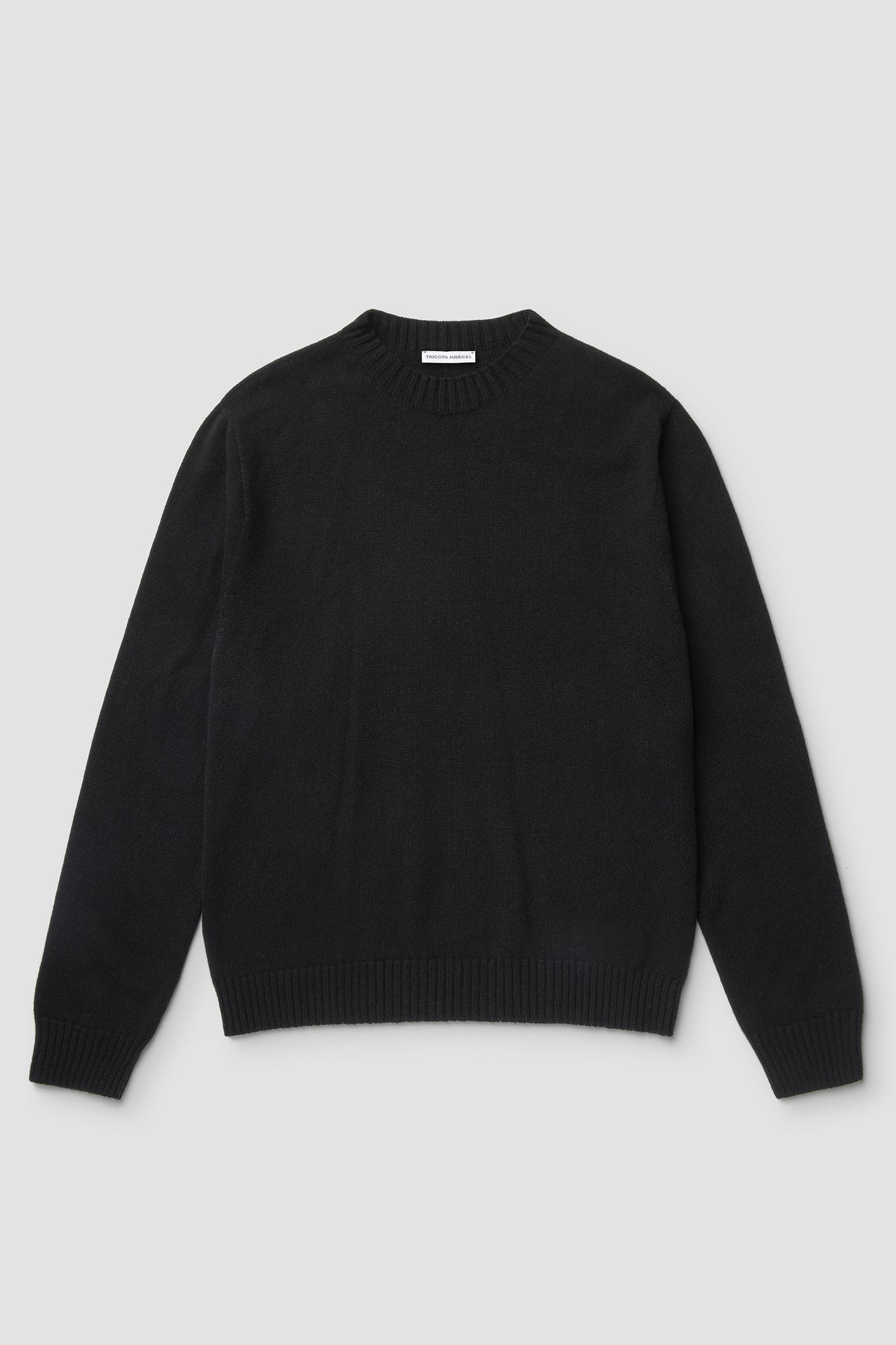 Pull noir en laine mérinos et cachemire, vue de face.