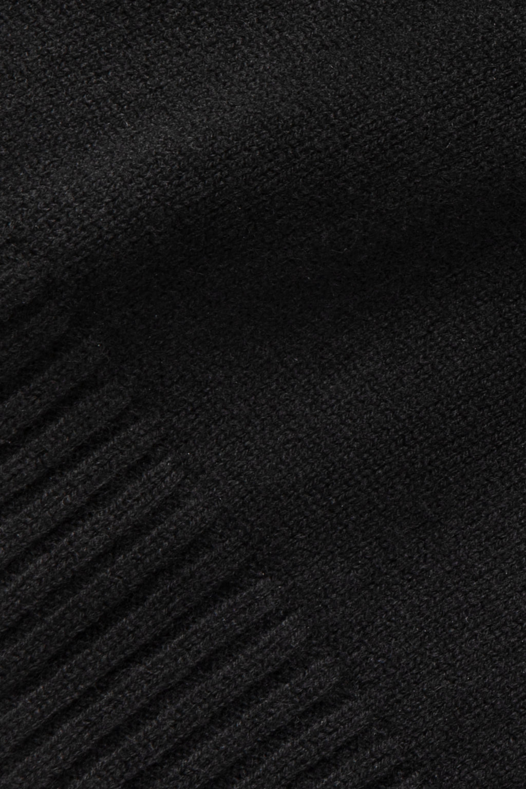 Pull Noir en Laine Mérinos et Cachemire, détail de la maille et du bord-côte.