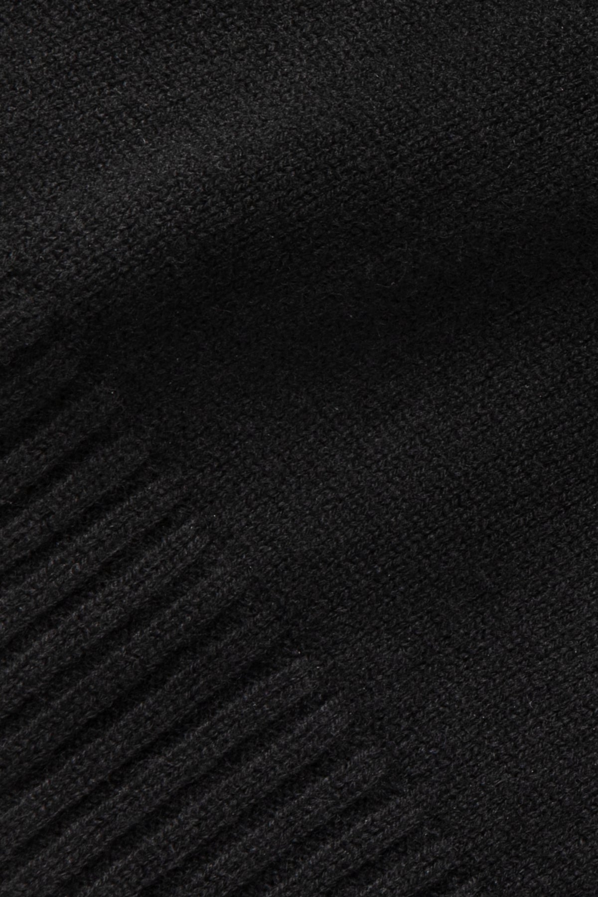 Pull Noir en Laine Mérinos et Cachemire, détail de la maille et du bord-côte.