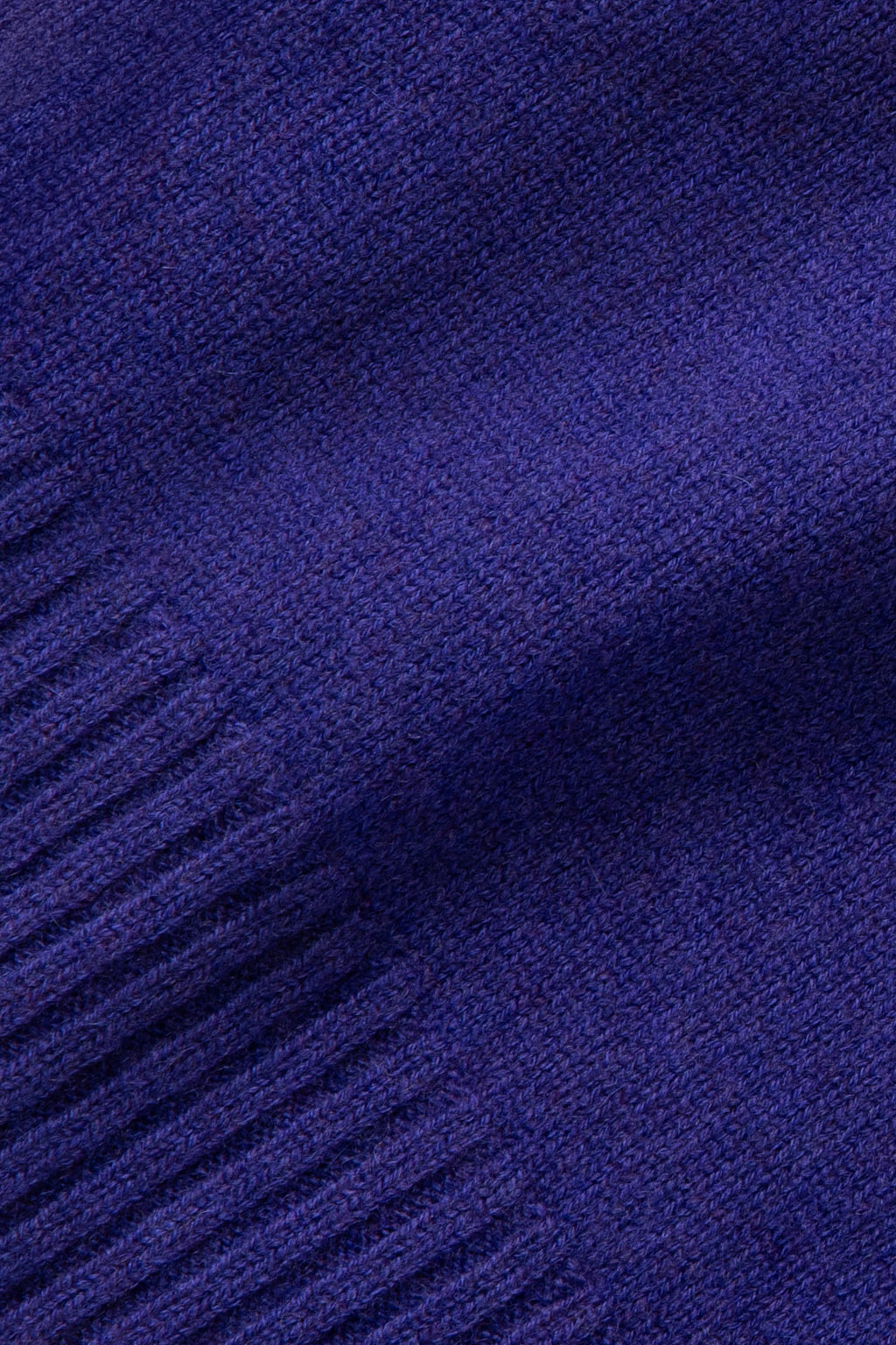 Pull violet en laine mérinos et cachemire, détail de la maille et du bord-côte.