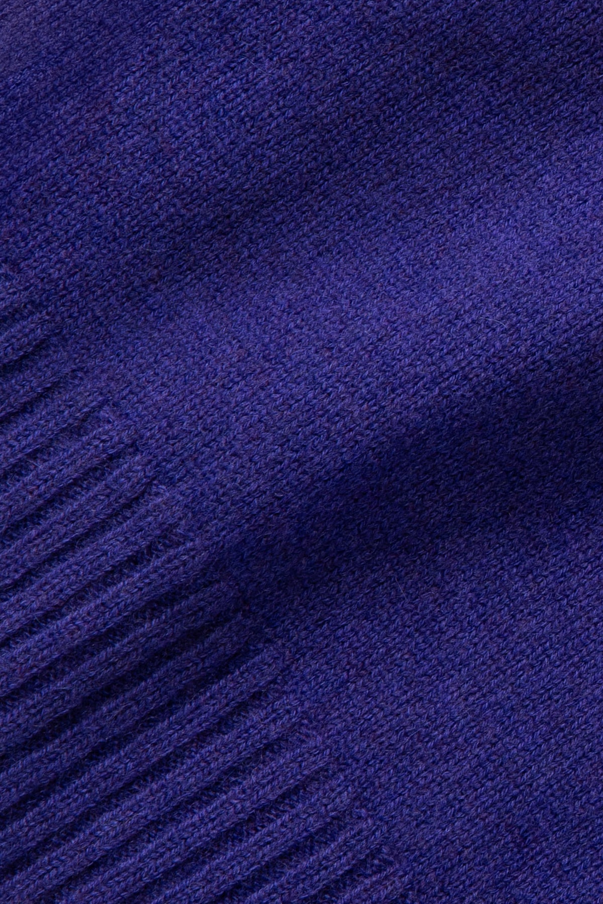 Pull violet en laine mérinos et cachemire, détail de la maille et du bord-côte.