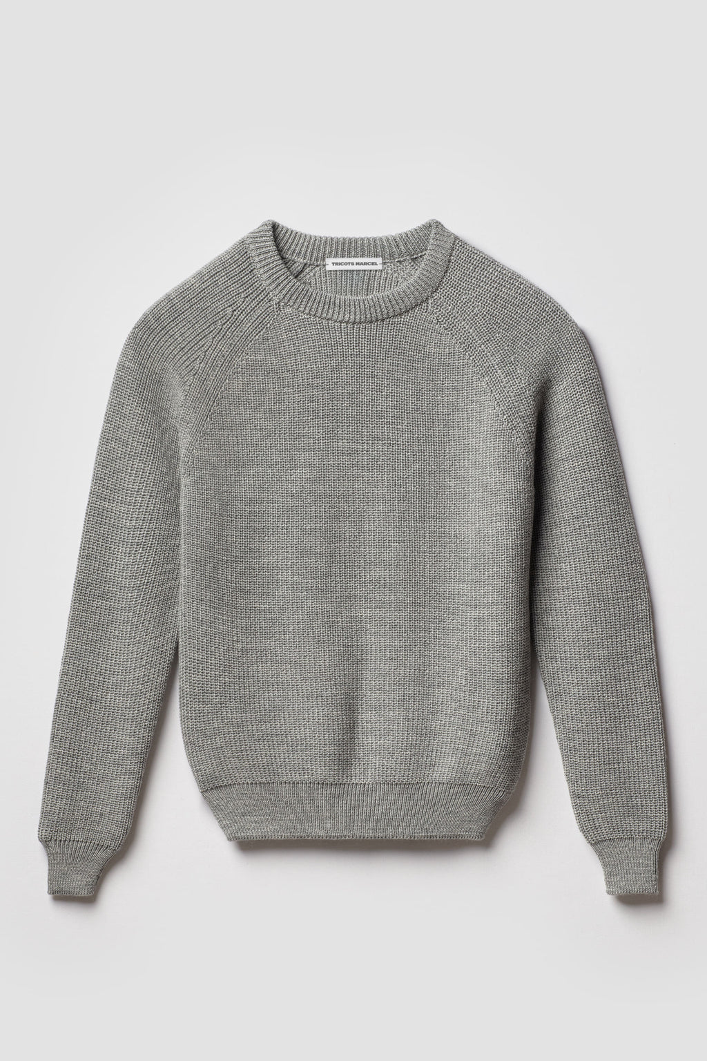 Pull gris en laine mérinos à manches raglan, vue de face montrant le col rond et la maille perlée.