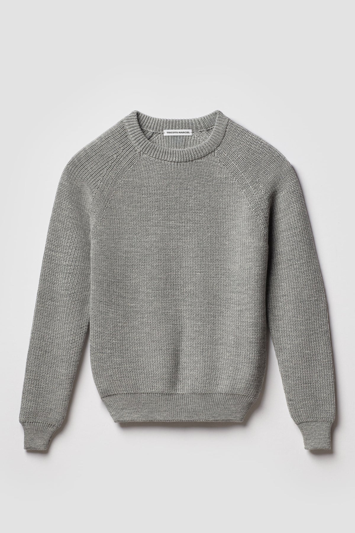 Pull gris en laine mérinos à manches raglan, vue de face montrant le col rond et la maille perlée.