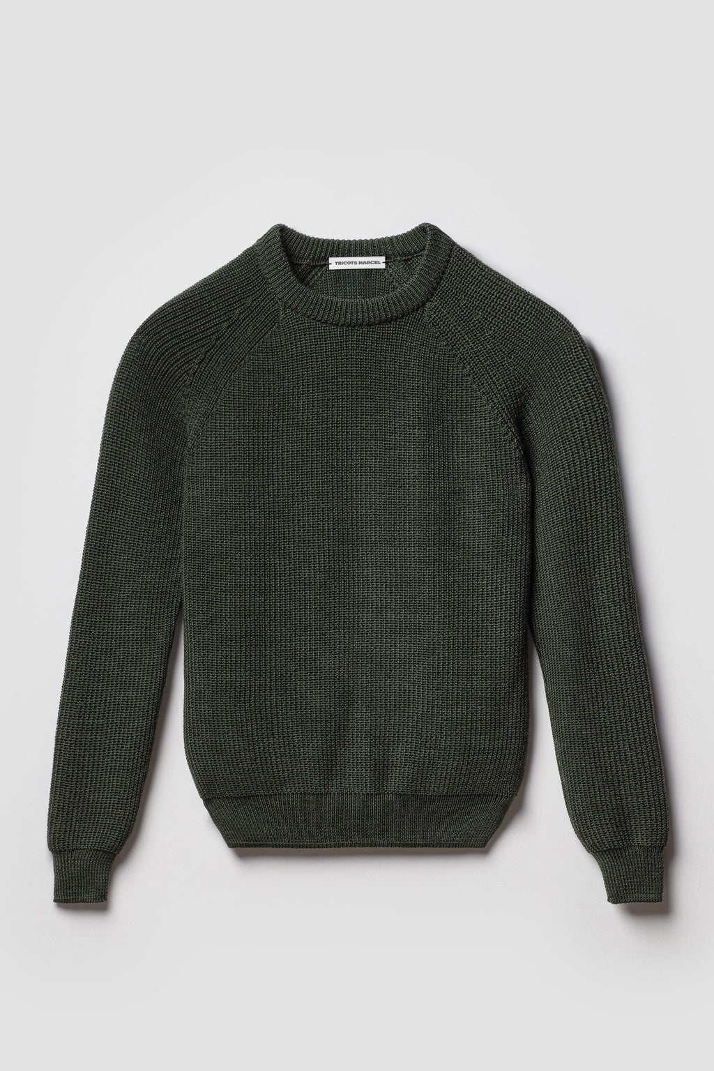 Pull vert kaki en laine mérinos à manches raglan, vue de face montrant le col rond et la maille perlée.