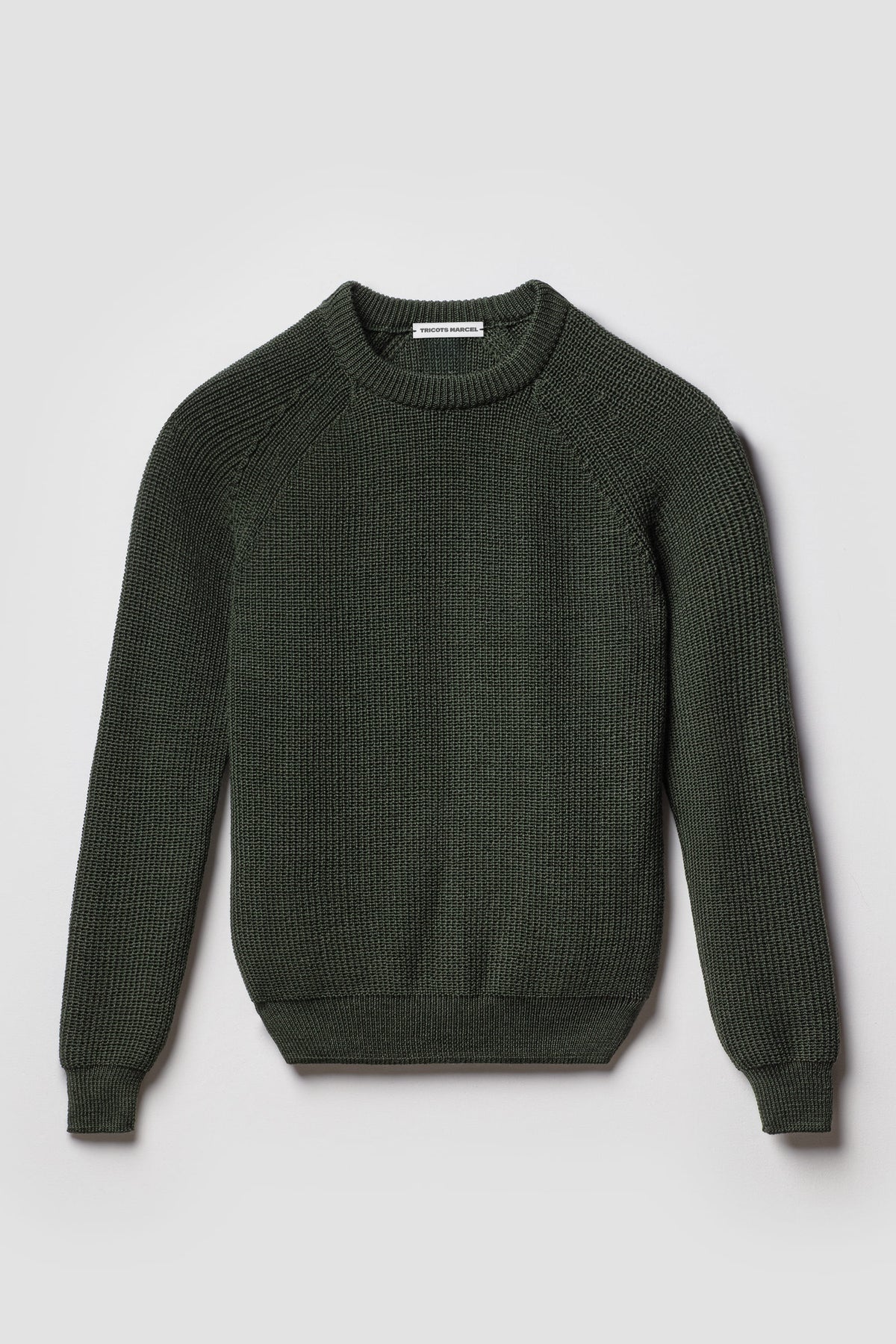 Pull vert kaki en laine mérinos à manches raglan, vue de face montrant le col rond et la maille perlée.