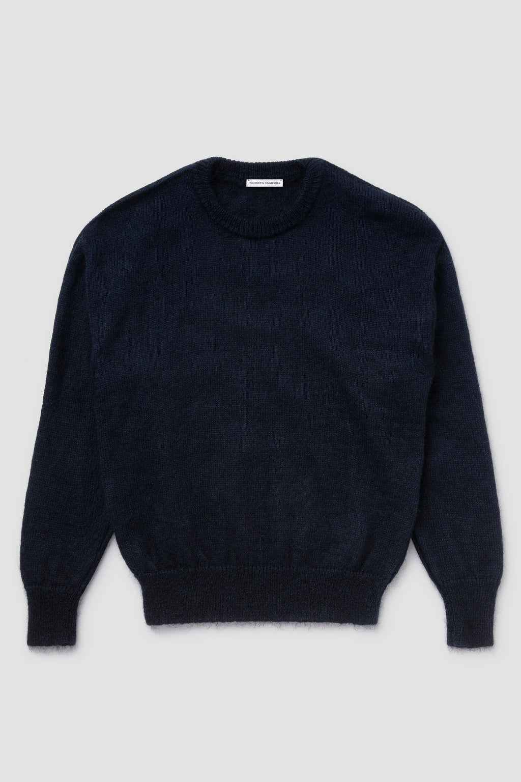 Pull bleu marine en mohair à manches longues, vue de face.