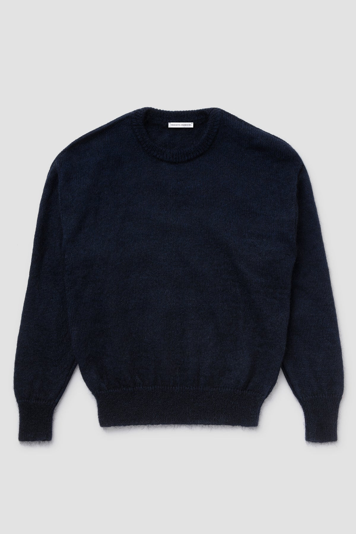 Pull bleu marine en mohair à manches longues, vue de face.