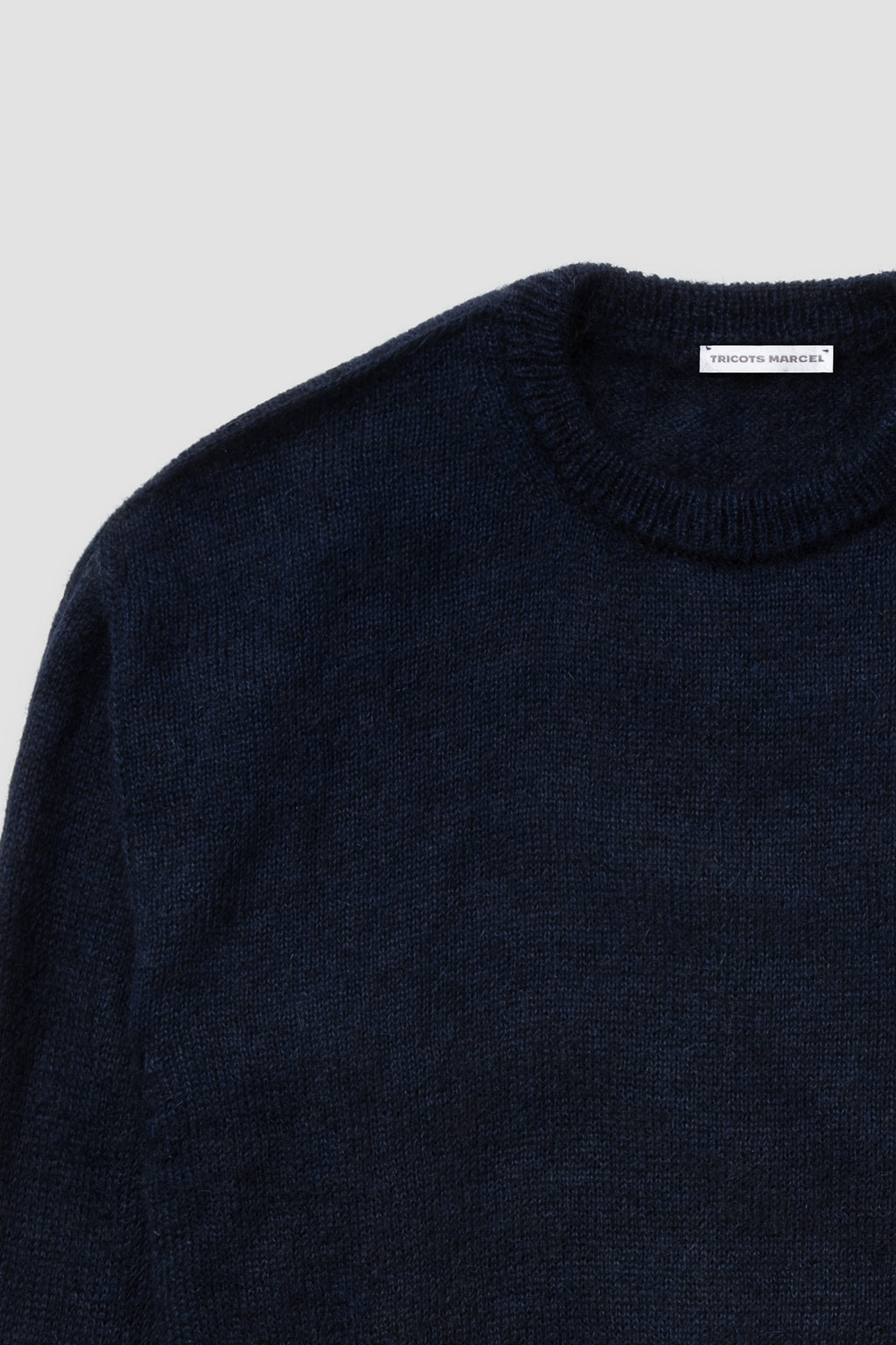 Pull bleu marine en mohair, détail du col rond.