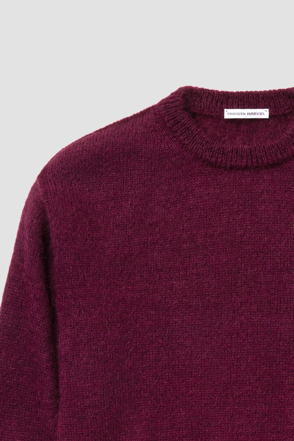 Pull bordeaux en mohair, détail du col rond.