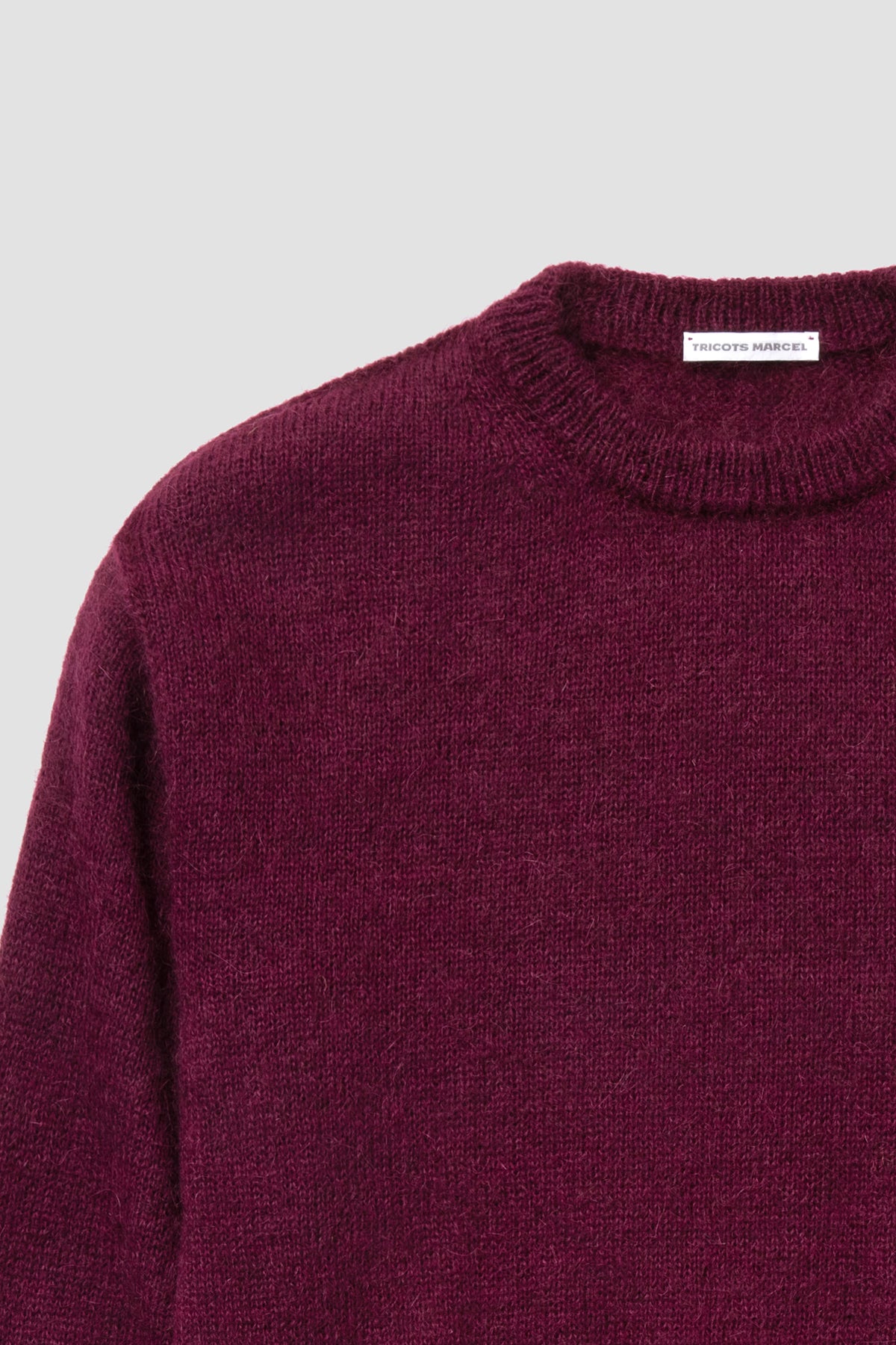 Pull bordeaux en mohair, détail du col rond.