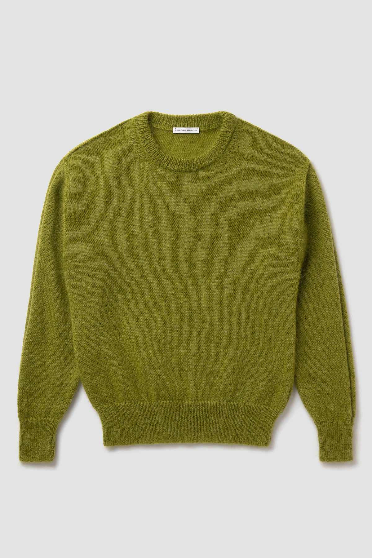 Pull vert mousse en mohair à manches longues, vue de face.