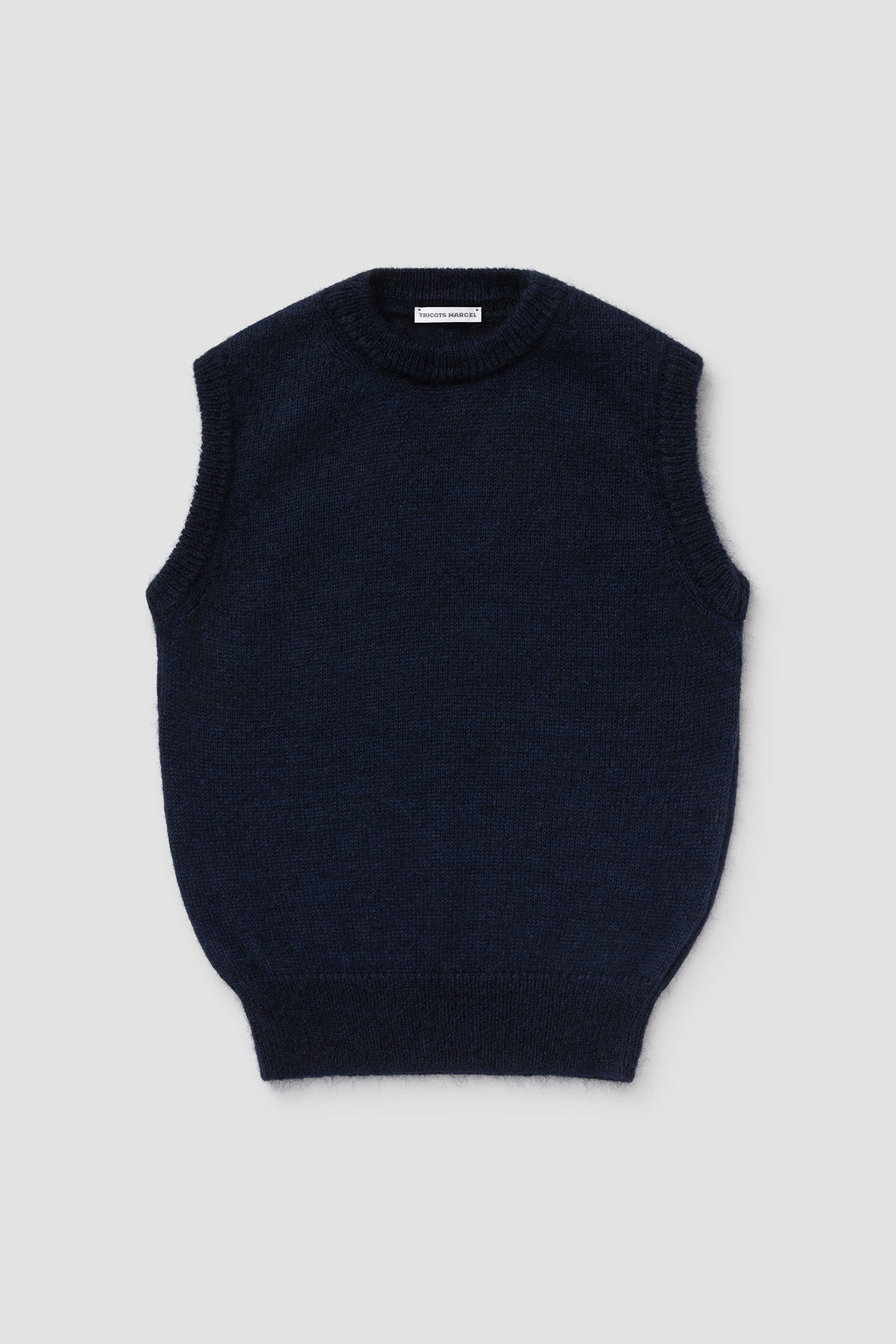 Pull bleu marine en mohair sans manches, vue de face.