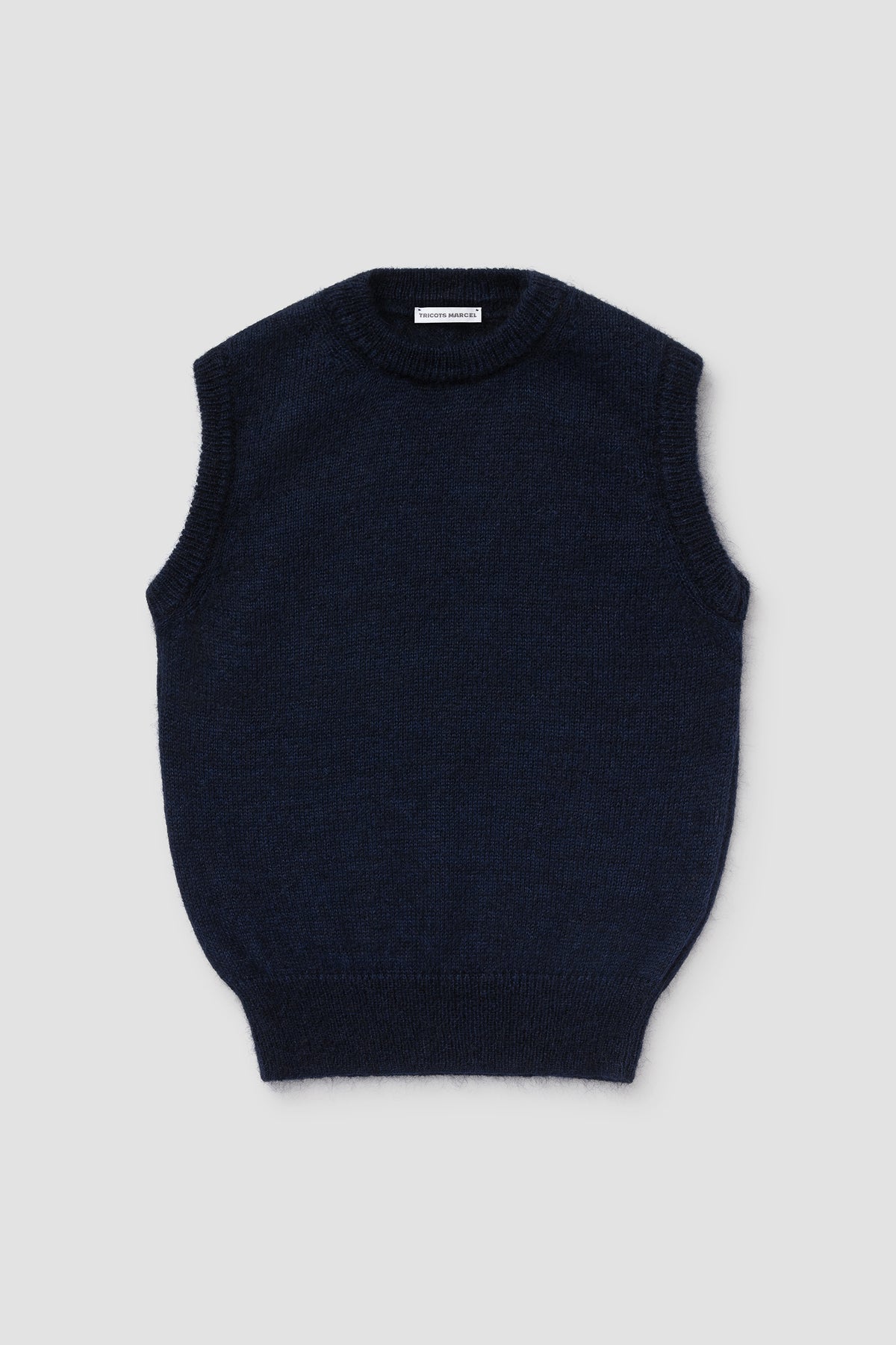 Pull bleu marine en mohair sans manches, vue de face.