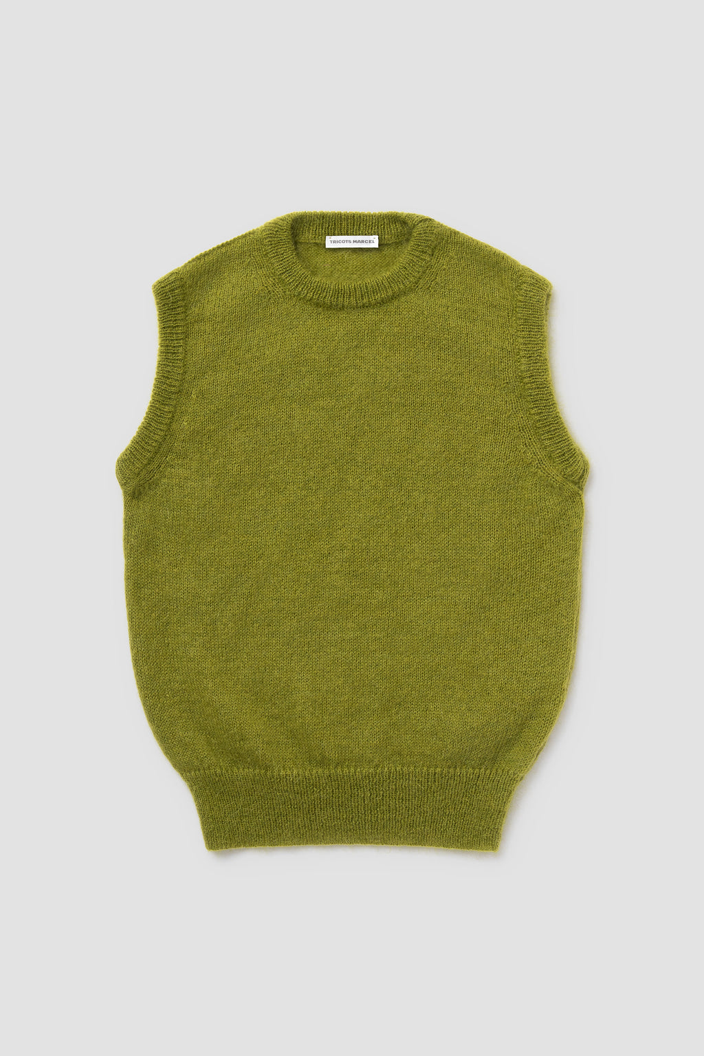 Pull vert mousse en mohair sans manches, vue de face.