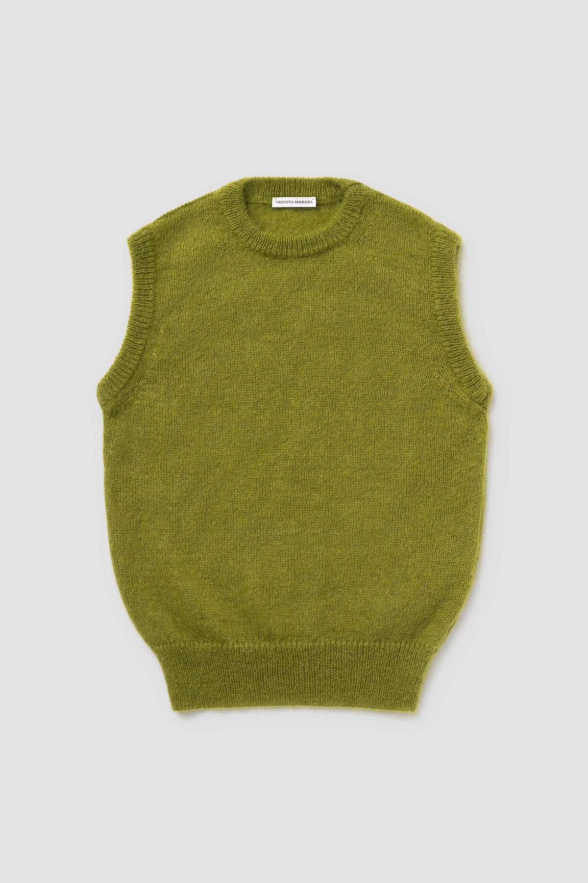Pull vert mousse en mohair sans manches, vue de face.