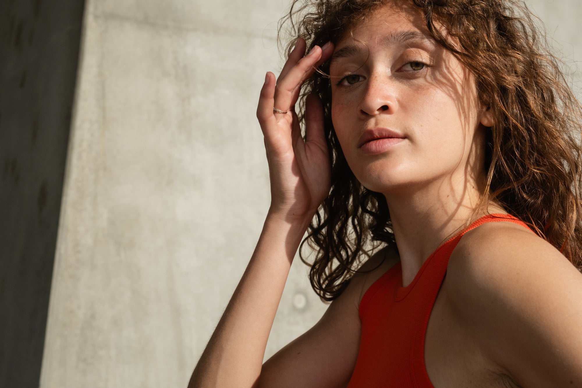 femme en marcel orange