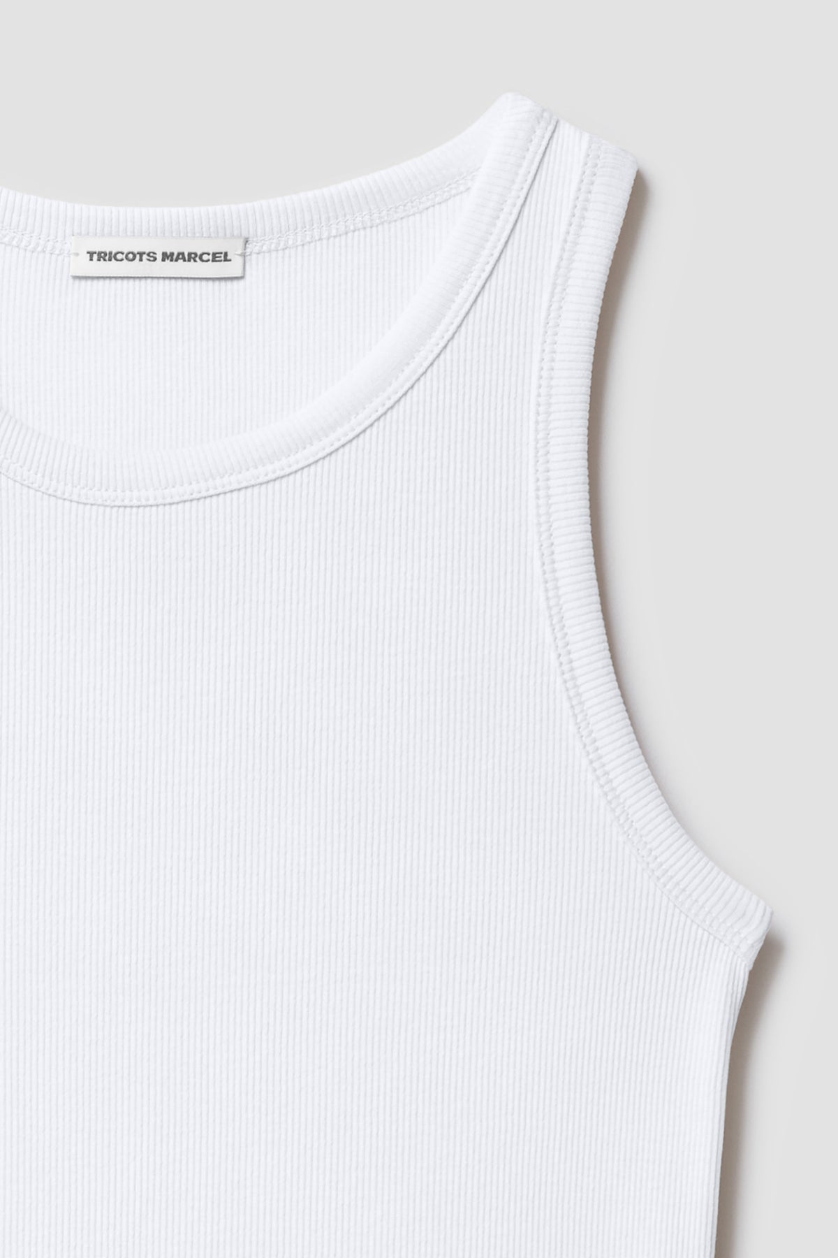 Débardeur Top Marcel blanc femme, détail de l’encolure et de l’épaule en coton côtelé.