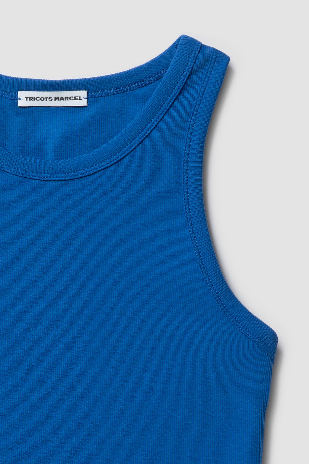 Débardeur Top Marcel bleu femme, détail de l’encolure et de l’épaule en coton côtelé.