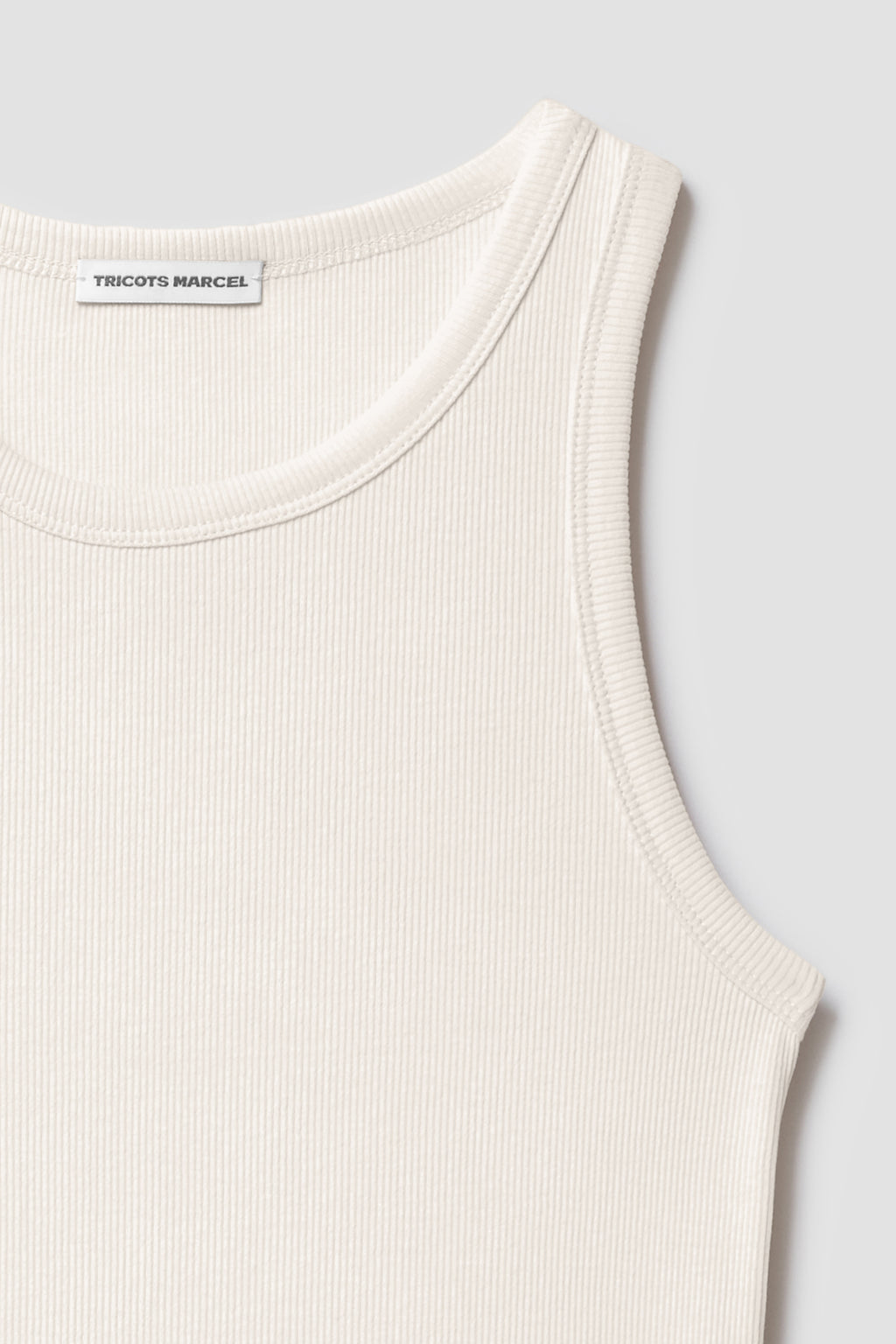 Débardeur Top Marcel écru femme, détail de l’encolure et de l’épaule en coton côtelé.
