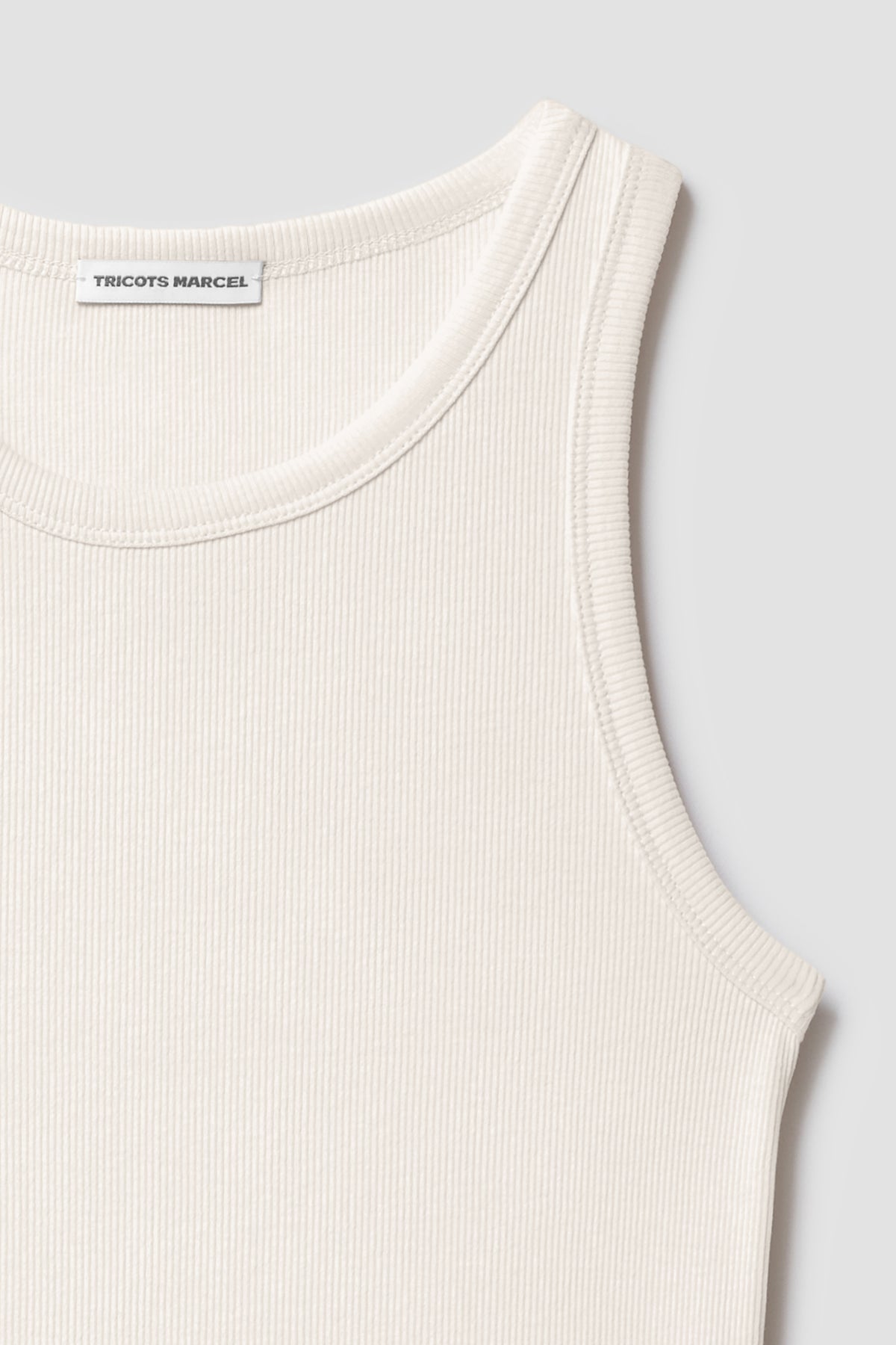 Débardeur Top Marcel écru femme, détail de l’encolure et de l’épaule en coton côtelé.