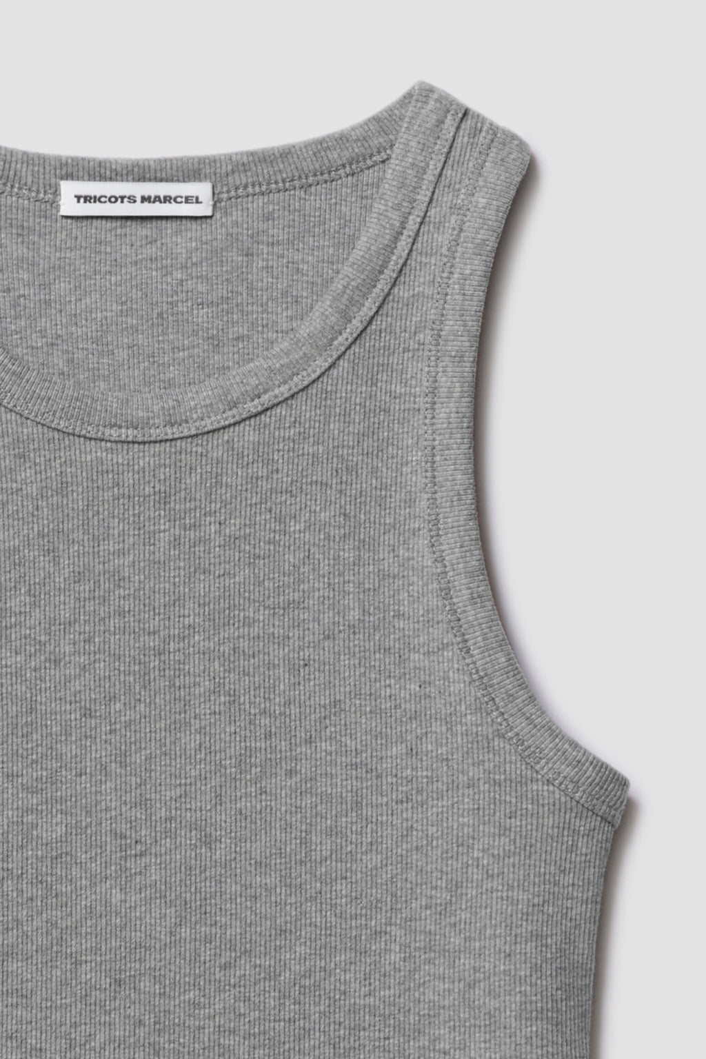 Débardeur Top Marcel gris femme, détail de l’encolure et de l’épaule en coton côtelé.