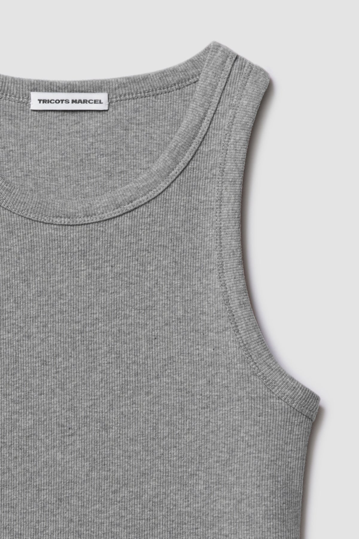 Débardeur Top Marcel gris femme, détail de l’encolure et de l’épaule en coton côtelé.