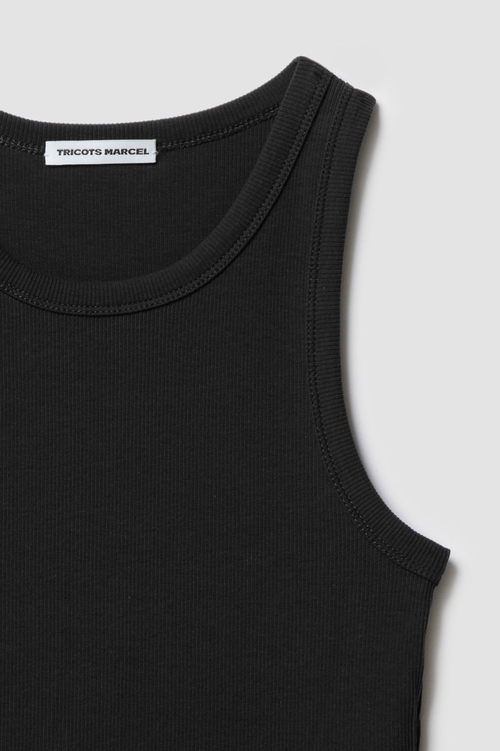 Débardeur Top Marcel noir femme, détail de l’encolure et de l’épaule en coton côtelé.