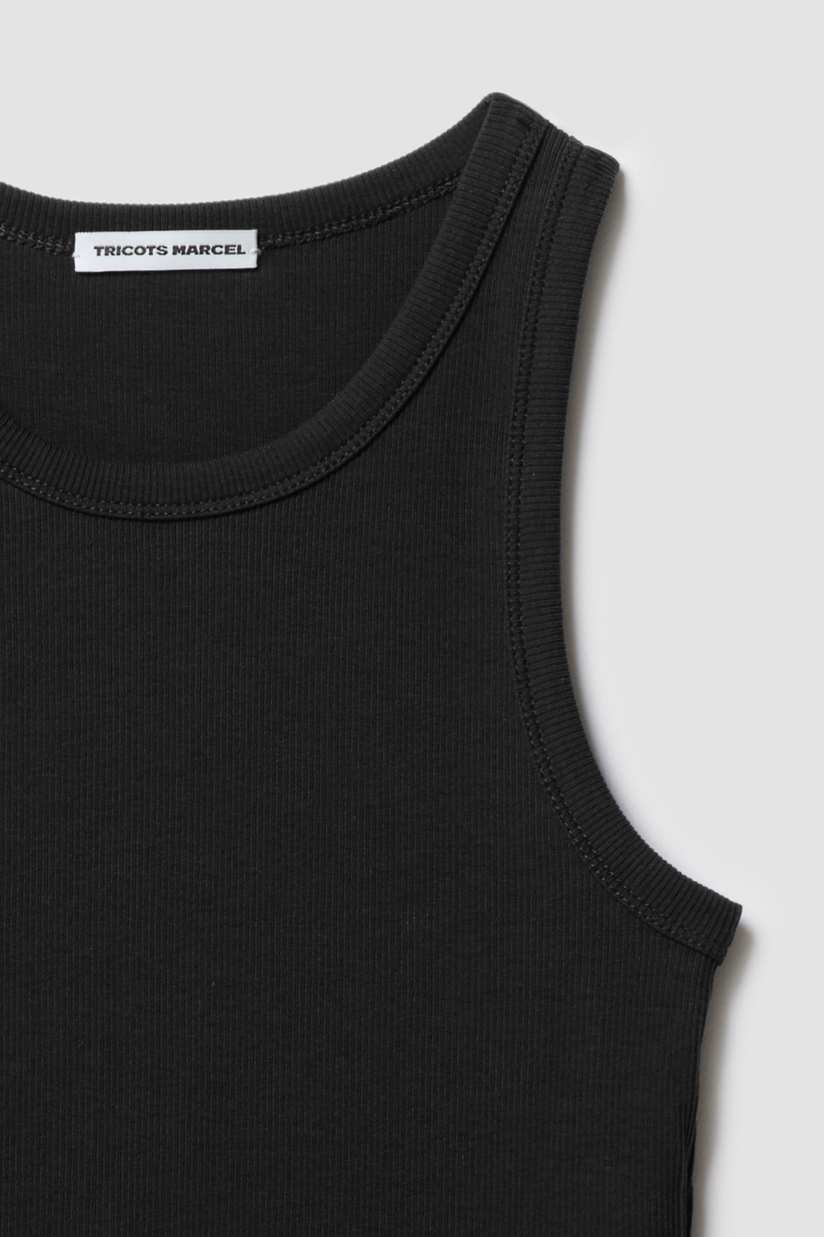 Débardeur Top Marcel noir femme, détail de l’encolure et de l’épaule en coton côtelé.