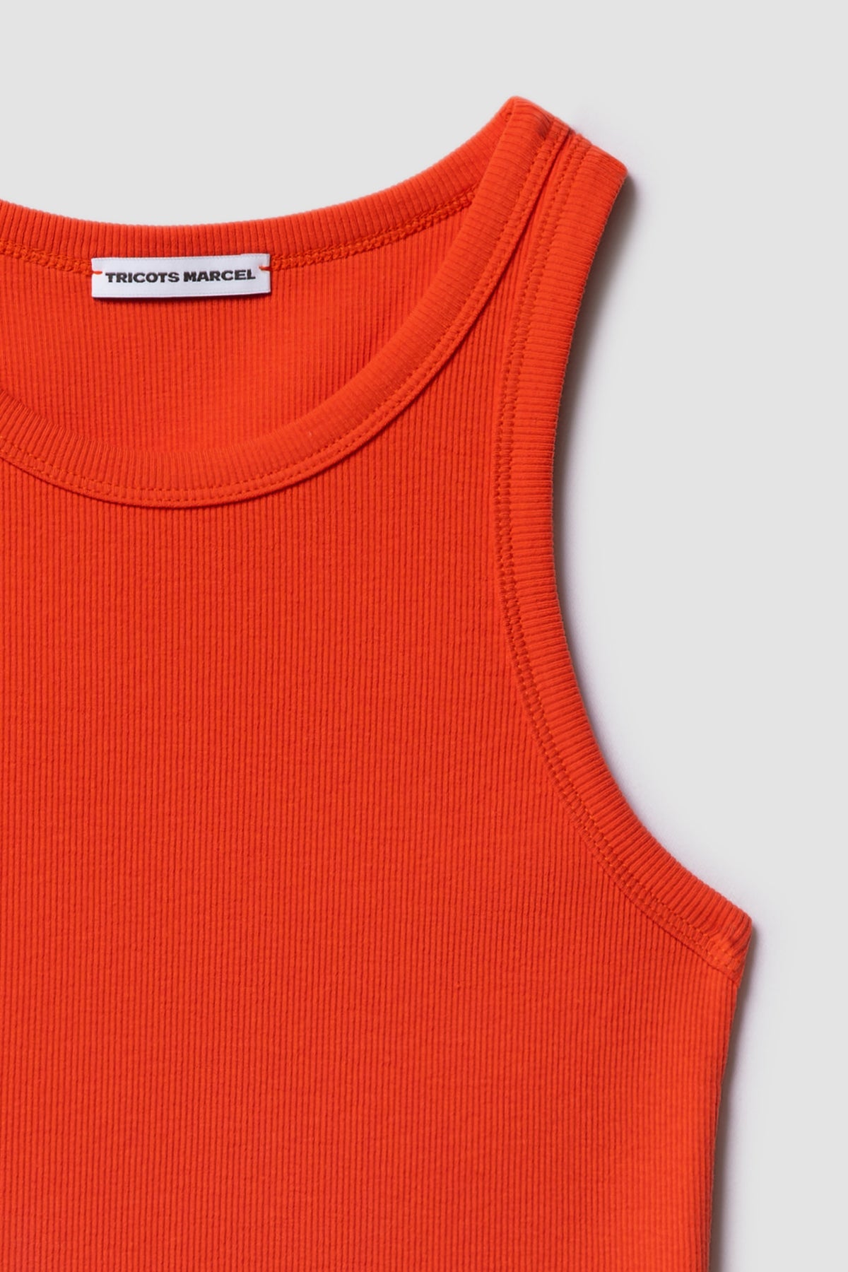 Débardeur Top Marcel orange femme, détail de l’encolure et de l’épaule en coton côtelé.