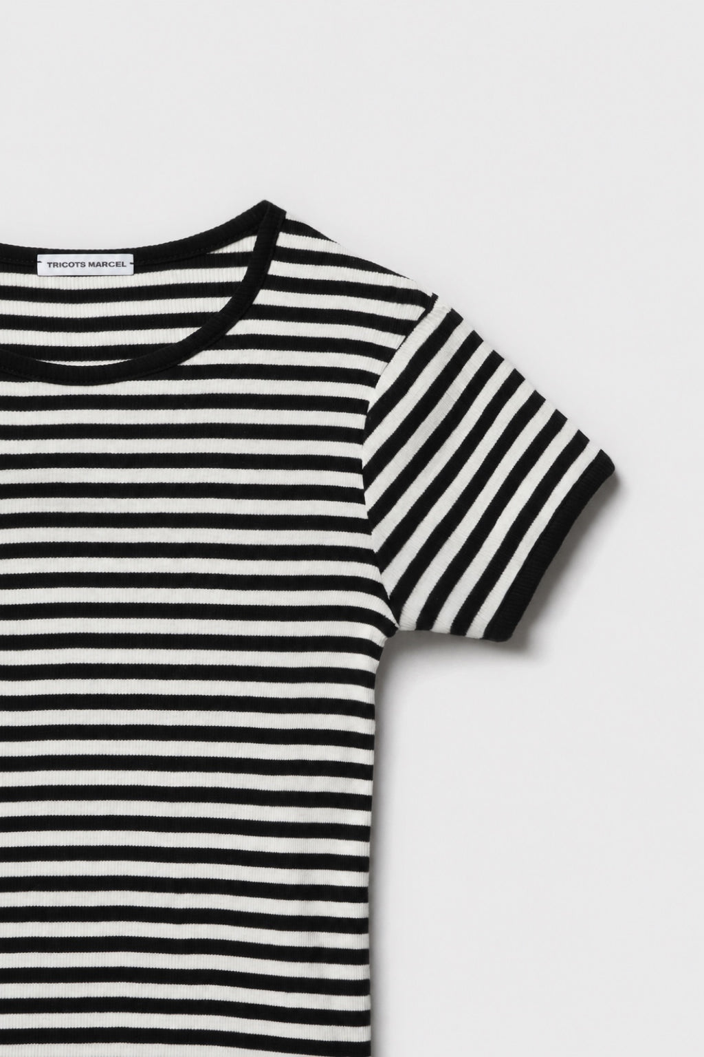 Détail du maillot de corps marinière rayé noir et écru en coton bio côtelé : col rond, manche courte et finitions noires.