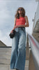 femme en maillot de corps orabge dans escaliers